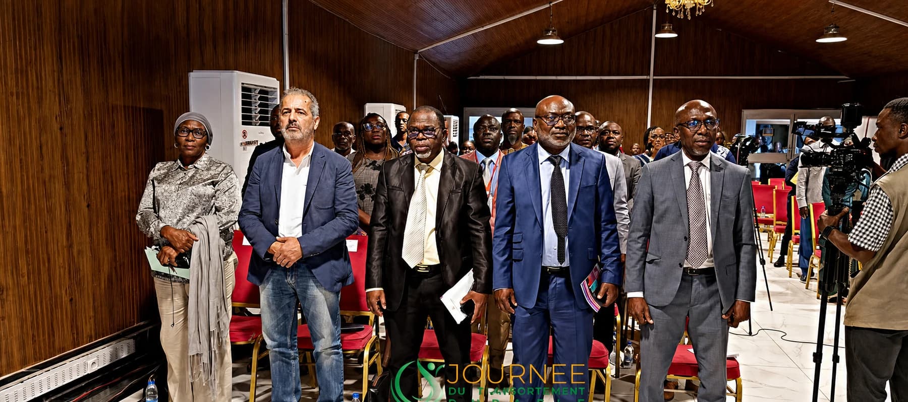 Délégation et participants réunis dans la salle de conférence