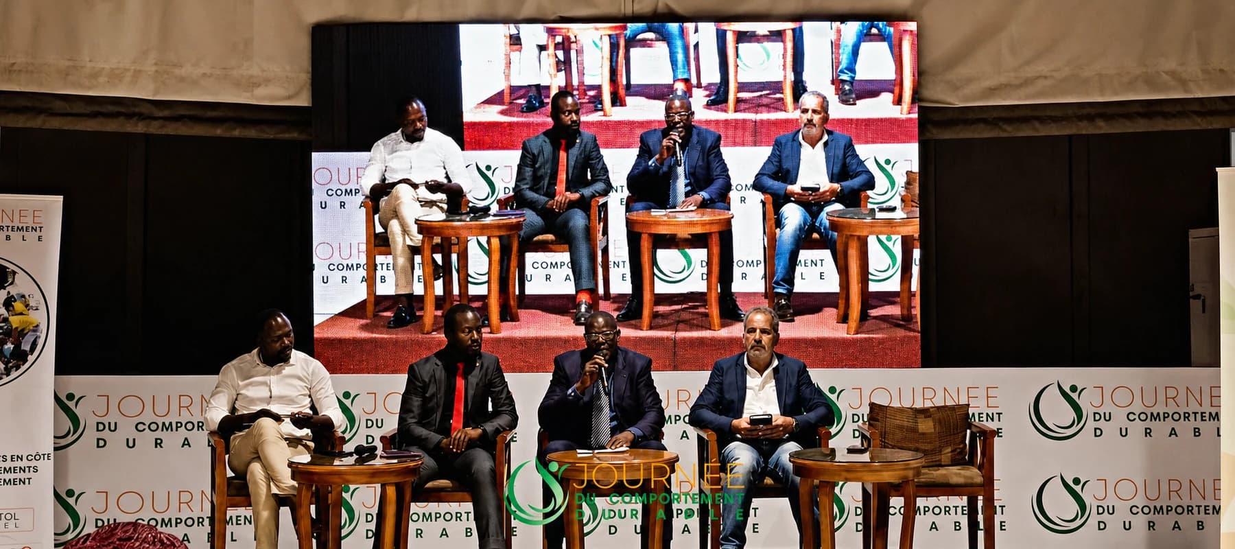 Intervenants réunis pendant un panel