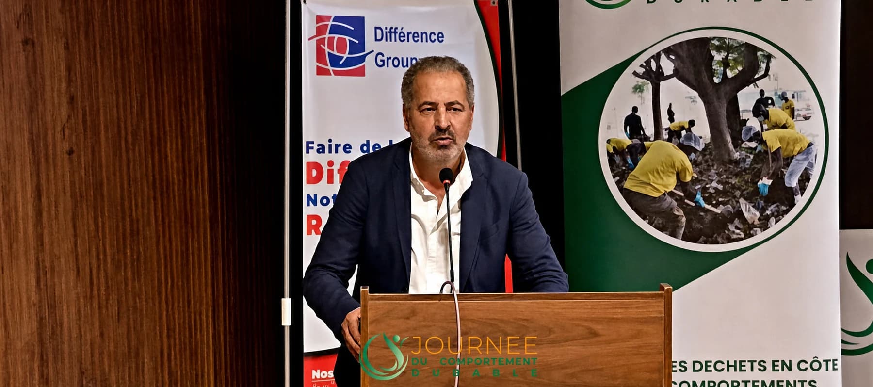 Intervenant au pupitre pendant la première édition