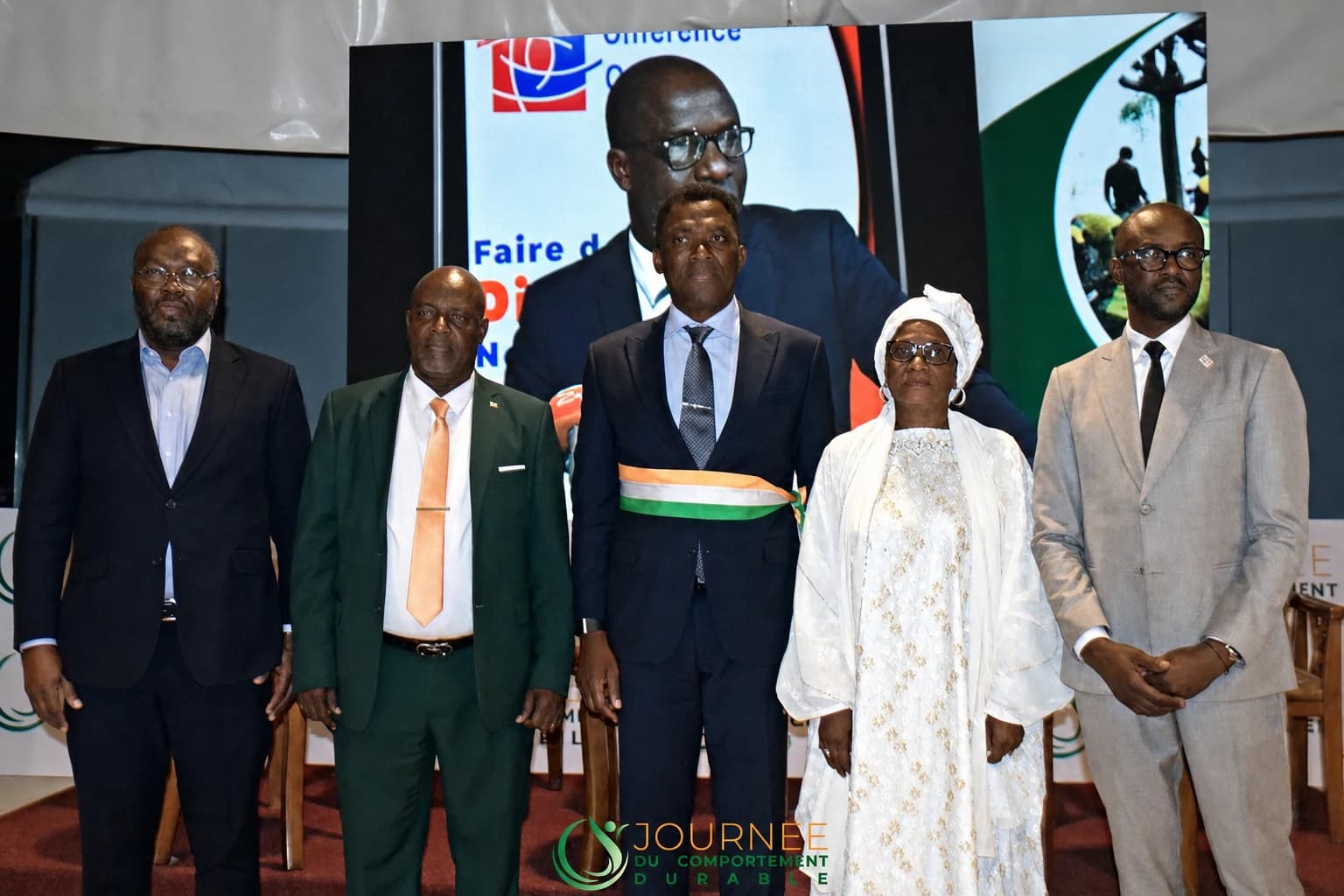 Photo officielle de représentants présents à l'événement